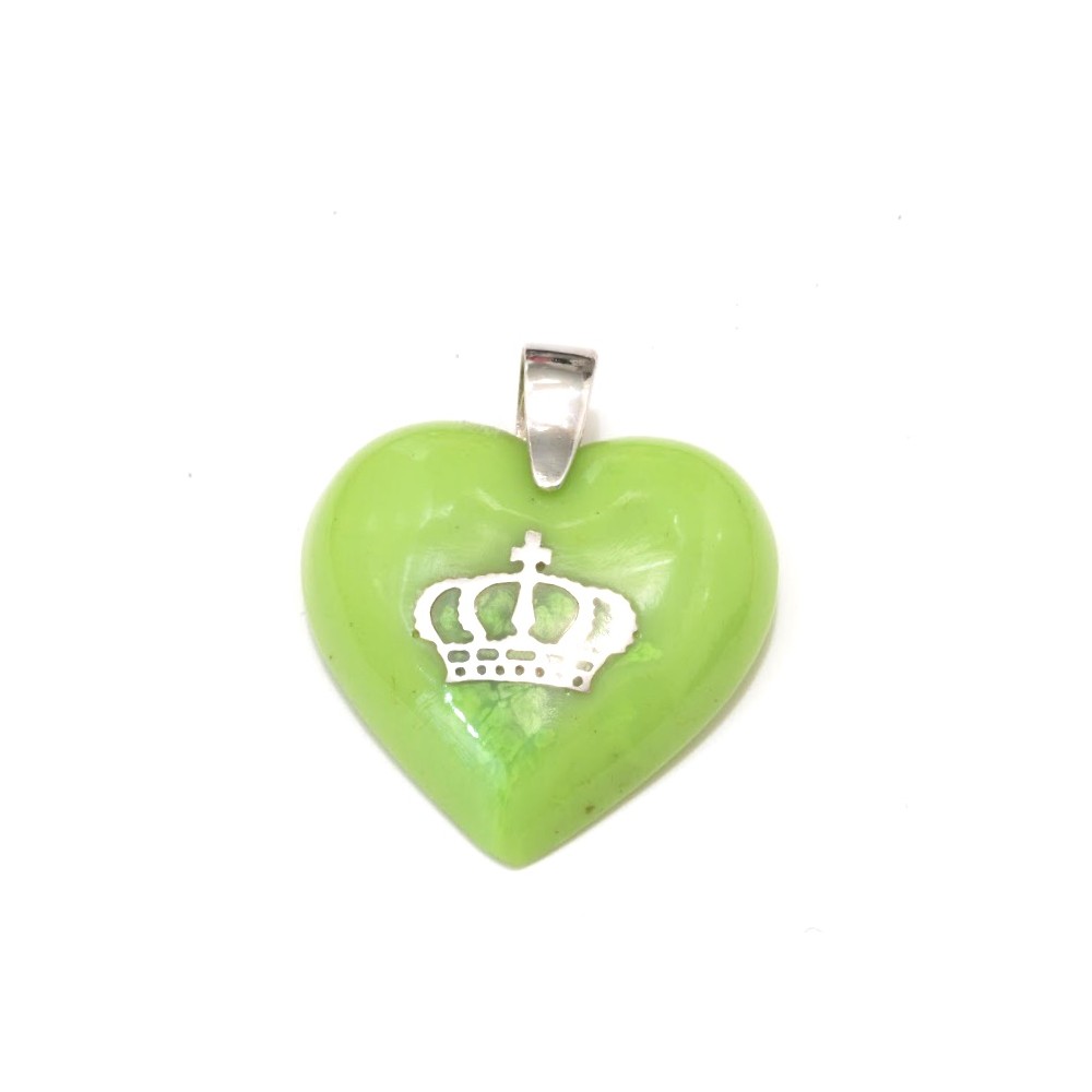Dije de Plata corazón de resina verde con corona calada