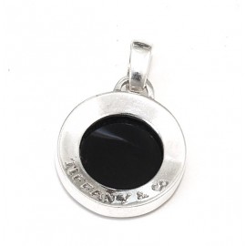 Dije cóncavo grabado con esmalte negro