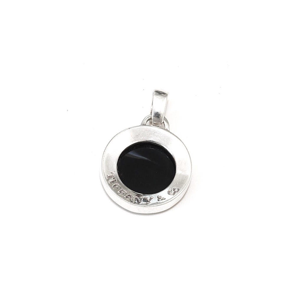 Dije cóncavo grabado con esmalte negro