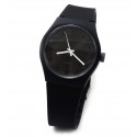 Reloj caucho negro fondo negro 33mm
